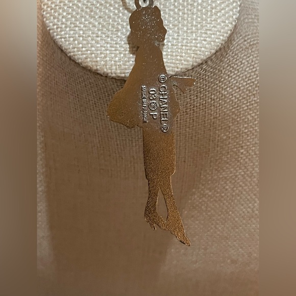 CHANEL Woman on Chain Mademoiselle pendant and necklace
With box and insert - Picture 3 of 5